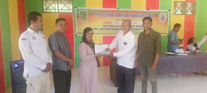 Penghulu Bukit Damar terlihat menyerahkan bantuan BLT kepada masyarakat